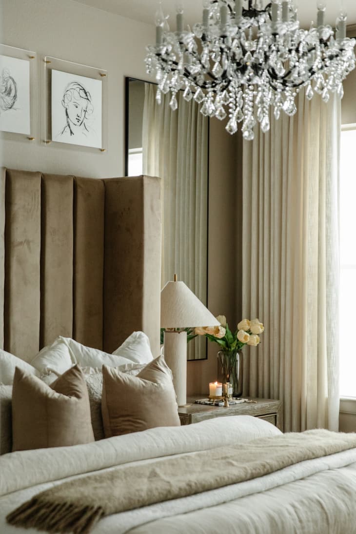 Mirrors behind lamps in bedroom clearance